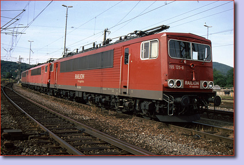 Im Bahnhof Saalfeld stehen 3 E-Lokomotiven der Baureihe 155 von DB Railion