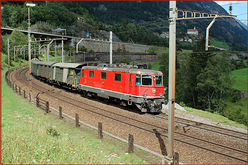 Schweizer Lok Baureihe 4/4 befährt die Wattinger Kurve