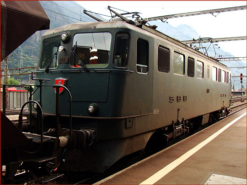 Baureihe ae6/6 als Schiebelok in Erstfeld