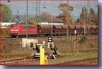 Baureihe BR 151 bespannt mit Schotterwaggons bei der Durchfahrt in Lichtenfels