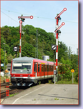 Dieseltriebzug Baureihe BR VT 628 bei Einfahrt in Bahnhof Coburg