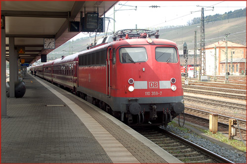 Sonderzug bespannt mit der Lok der Baureihe 110