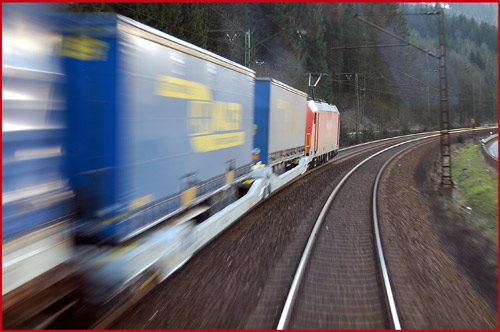 Containerzug bespannt mit Baureihe 185