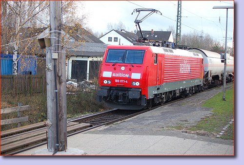 Bahnhof Hasfurt: Durchfahrt eines Gueterzuges von Railion bespannt mit Kesselwaggons