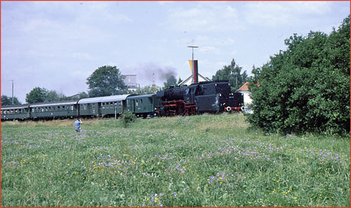 BR 23 bestückt mit historischen Wagen im Bahnhof Meeder