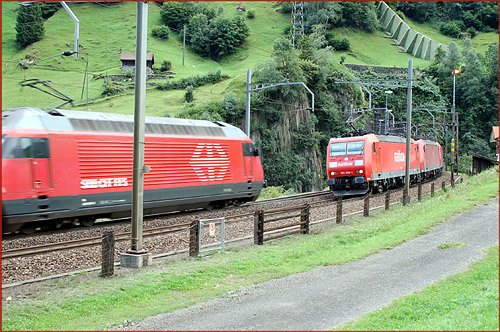 Zugbegegnung am Gotthard in der Wattinger Kurve